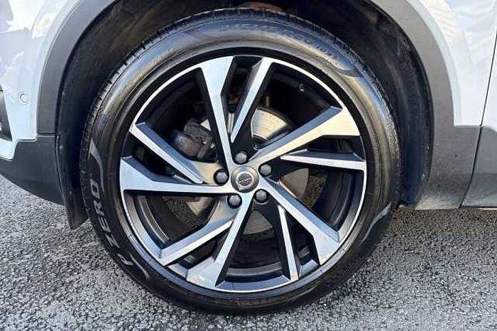 Volvo XC40 2.0 T5 R DESIGN Pro 5dr AWD Geartronic 