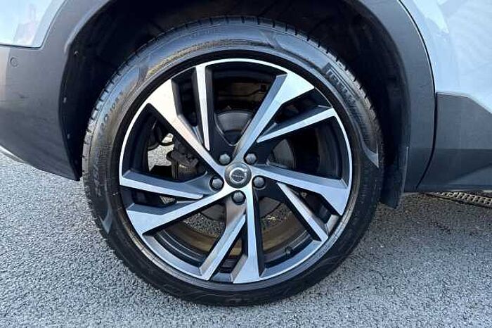 Volvo XC40 2.0 T5 R DESIGN Pro 5dr AWD Geartronic 