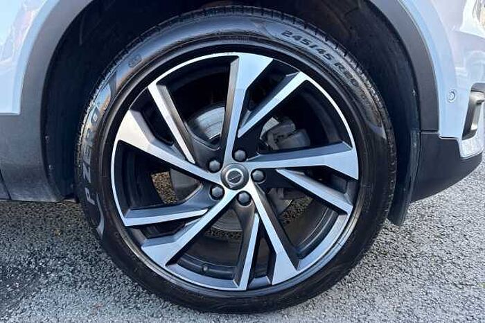 Volvo XC40 2.0 T5 R DESIGN Pro 5dr AWD Geartronic 