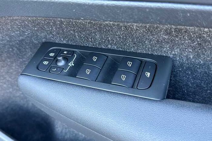 Volvo XC40 2.0 T5 R DESIGN Pro 5dr AWD Geartronic 