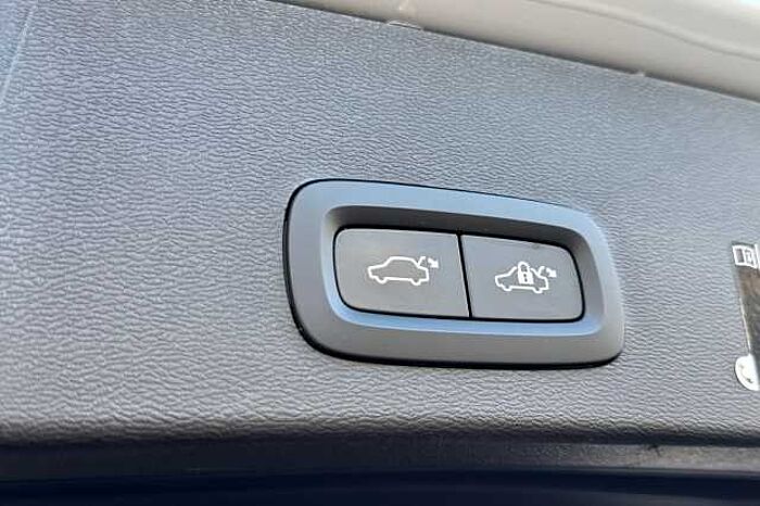 Volvo XC40 2.0 T5 R DESIGN Pro 5dr AWD Geartronic 